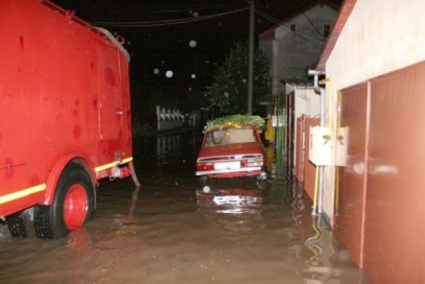 Ploile au făcut prăpăd în judeţul Constanţa: drum rupt, 8 case inundate, 2 ambulanţe puse în dificultate
